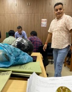 यही आशीष दीक्षित है जो मुख्यालय के एक सेक्सन में बेखौफ होकर घूम रहा है।